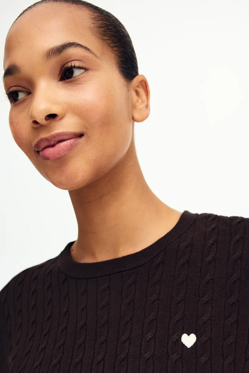 اتش اند ام كنزة محبوكة بنمط حبال