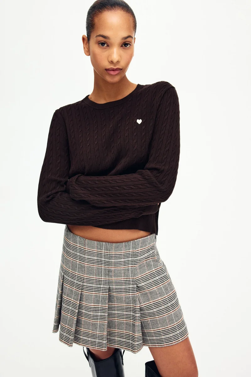 اتش اند ام كنزة محبوكة بنمط حبال