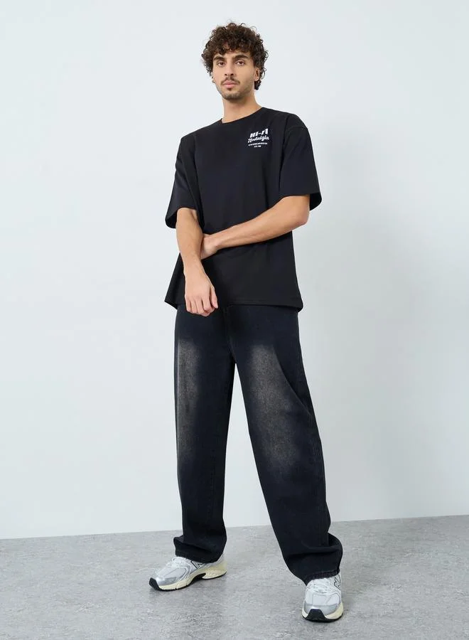 ستايلي تيشيرت واسع بياقة دائرية بطبعة جرافيك