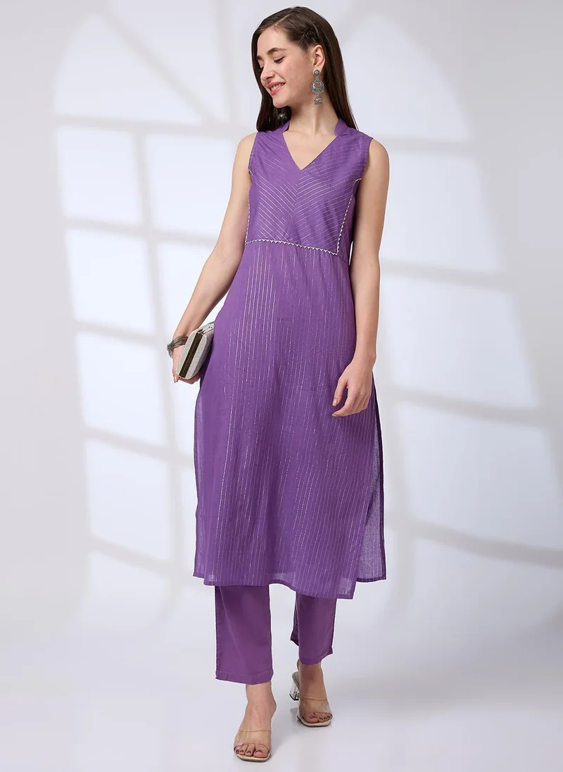 جلو باص طقم كورتا نسائي بياقة على شكل حرف  وتصميم لامع منسوج مع دانتيل وبنطلون للمناسبات