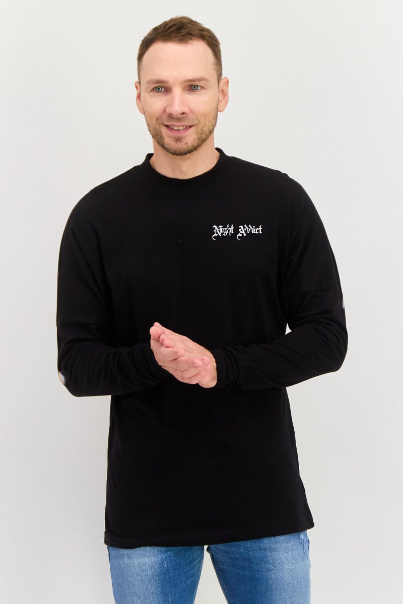 Night Addict تي شيرت رجالي بأكمام طويلة وياقة دائرية مطبوع، أسود - Image 1