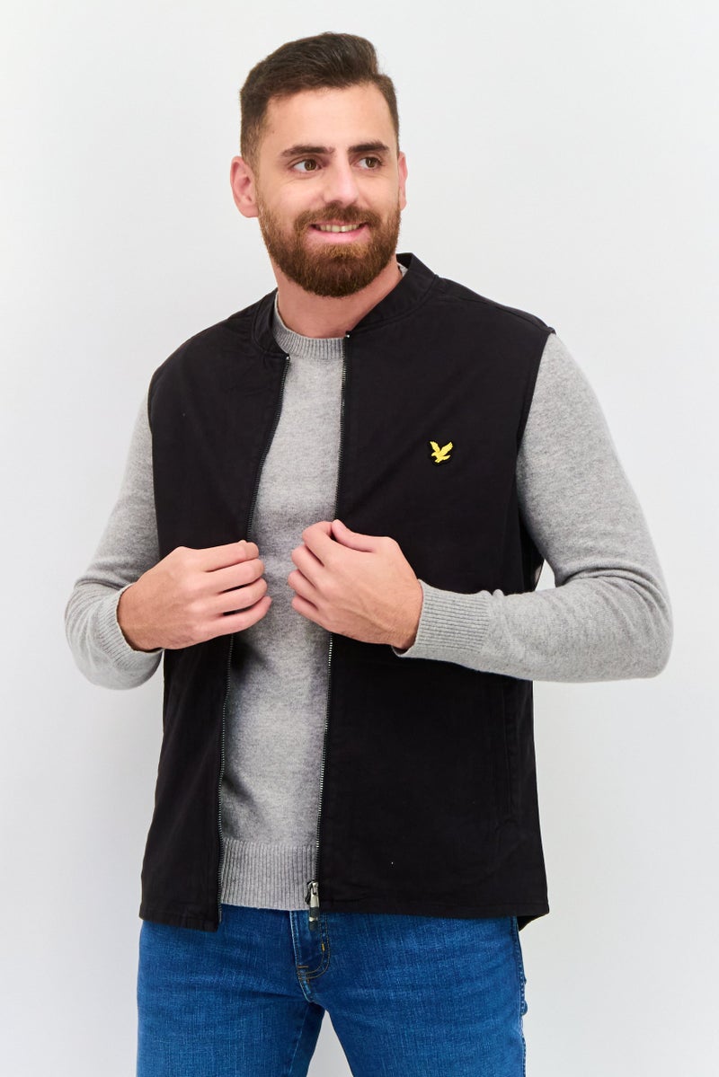 Lyle & Scott سترة بلا أكمام للرجال بشعار العلامة التجارية، سوداء - Image 1