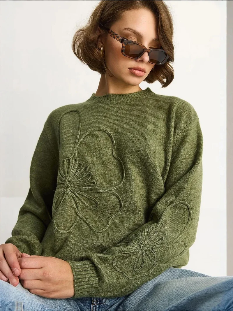 Bianco Lucci LUCCI Crew Neck Embroidered Knit Sweater