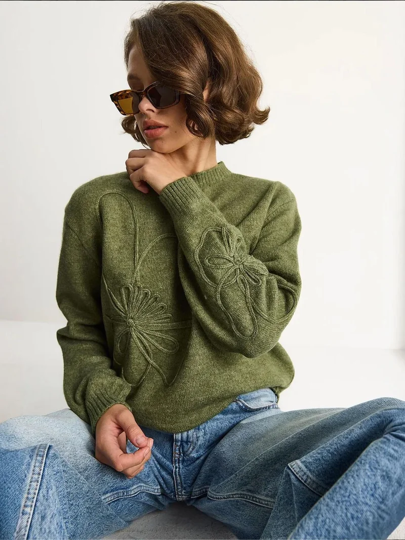 Bianco Lucci LUCCI Crew Neck Embroidered Knit Sweater