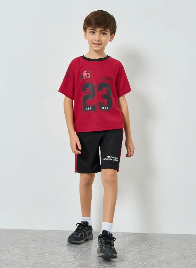 ستايلي مجموعة من شورت وتيشيرت مستوحى من كرة القدم