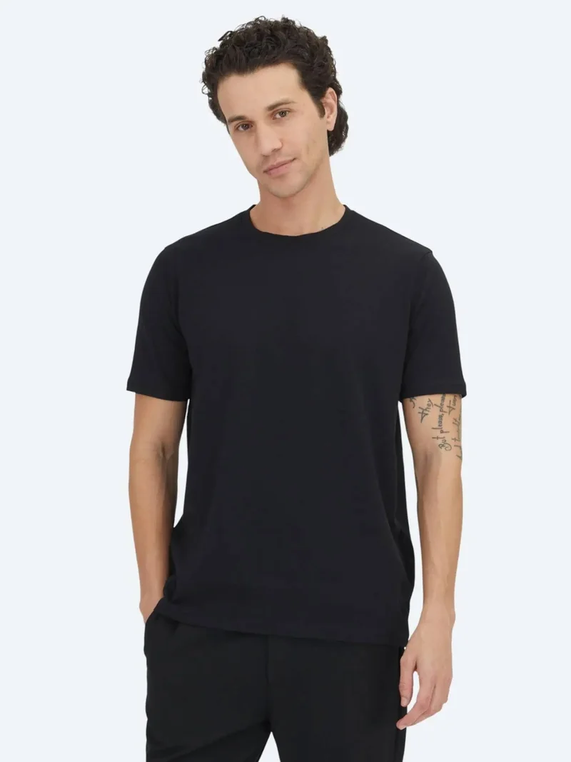 كيب تيشيرت أسود سادة برقبة دائرية مصنوع من القطن بنسبة 100%