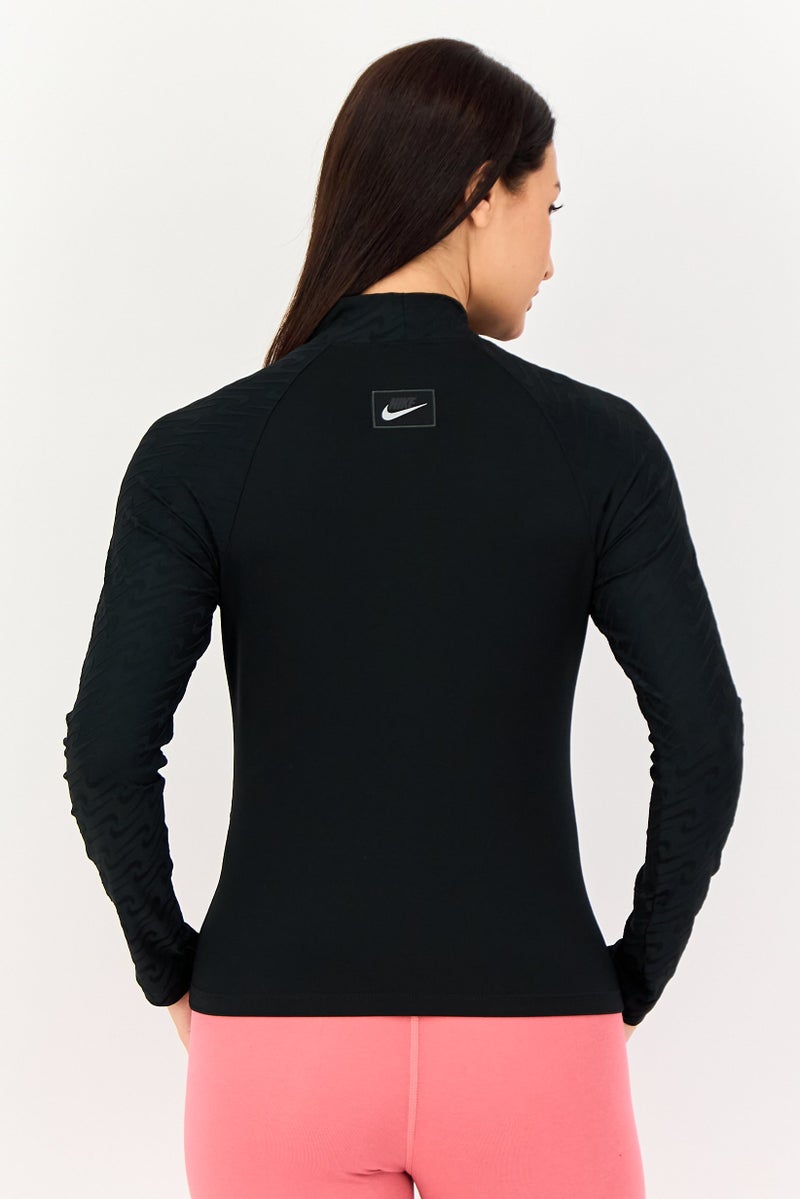 Nike بلوزة رياضية نسائية بأكمام طويلة مناسبة في الهواء الطلق، سوداء - Image 4