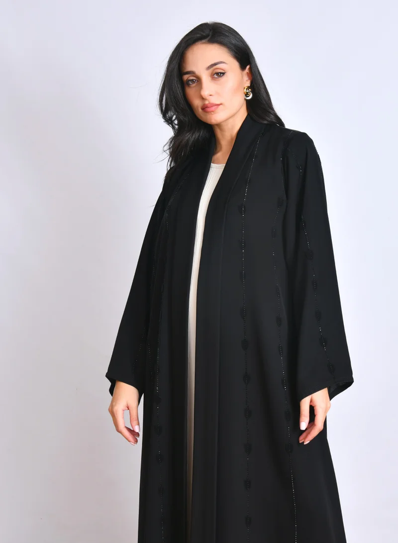 HAWRAA ABAYA Elegant black abaya with a fluid silhouette, decorated with embroidery and stones