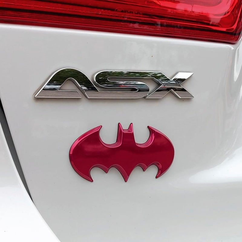 Fan Emblems شعارات المعجبين باتمان شارة سيارة ثلاثية الأبعاد - شعار جناح الخفاش 1989 (كروم وردي: 95 × 46 × 5 مم) - Image 4
