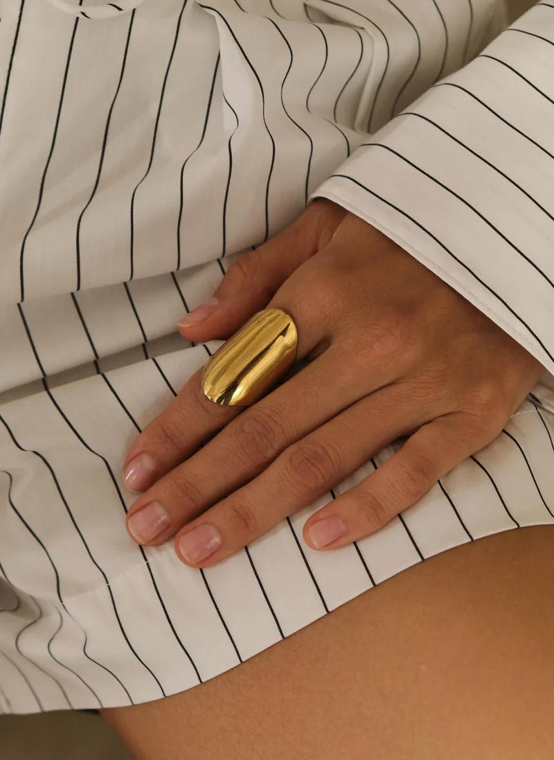 Wide ring in smooth metal