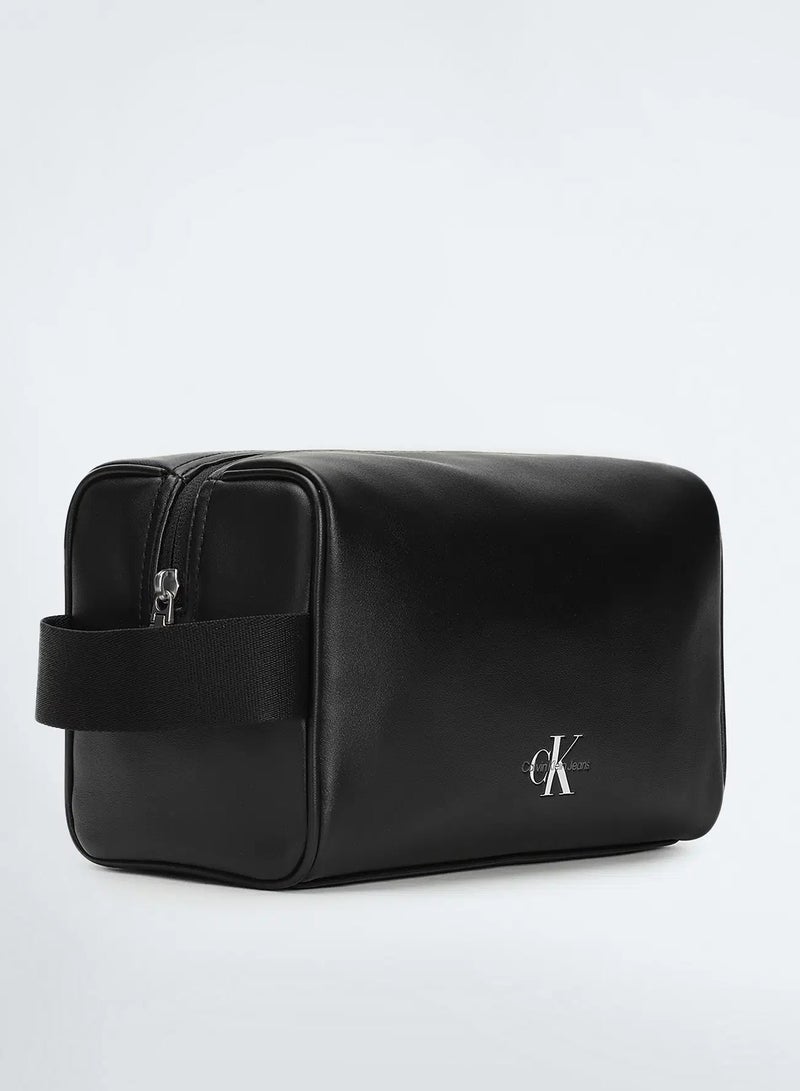 كالفن كلاين جينز حقيبة غسيل ناعمة بطبعة Monogram  - Image 4