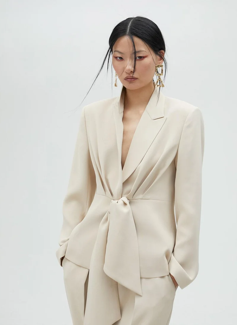 لولا كساديمونت بليزر قصير بتفاصيل عقدة