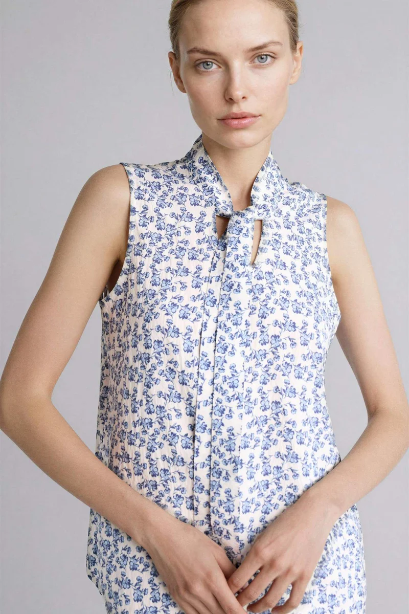 ديفاكتو Regular Fit Scarf Collar Printed Top