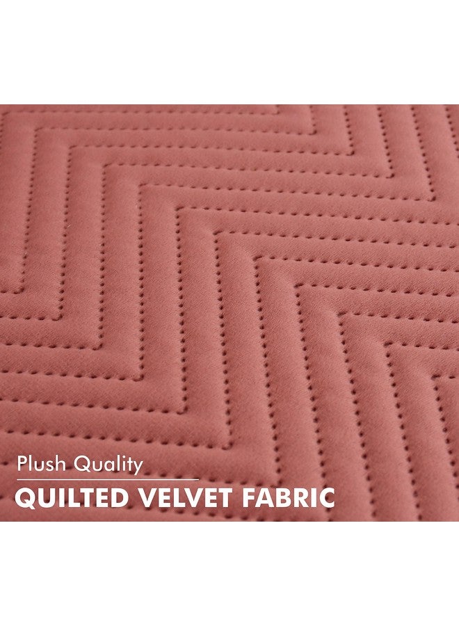 ينسج الأصفر غطاء واقي للأريكة من المخمل المبطن بتصميم متعرج من Yellow Weaves، مكون من مقعدين، قطعة واحدة، باللون الذهبي الوردي - Image 3
