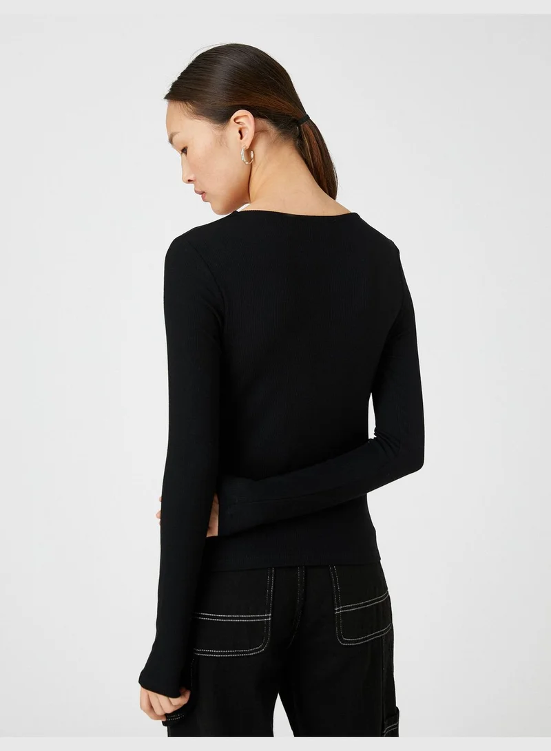 كوتون تيشيرت بأكمام طويلة ورقبة على شكل حرف مع تفاصيل مزمومة