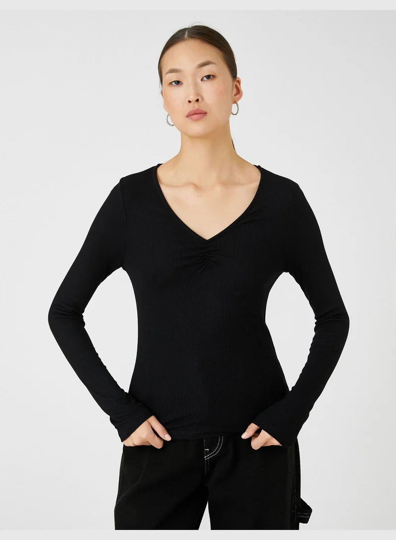 كوتون تيشيرت بأكمام طويلة ورقبة على شكل حرف مع تفاصيل مزمومة