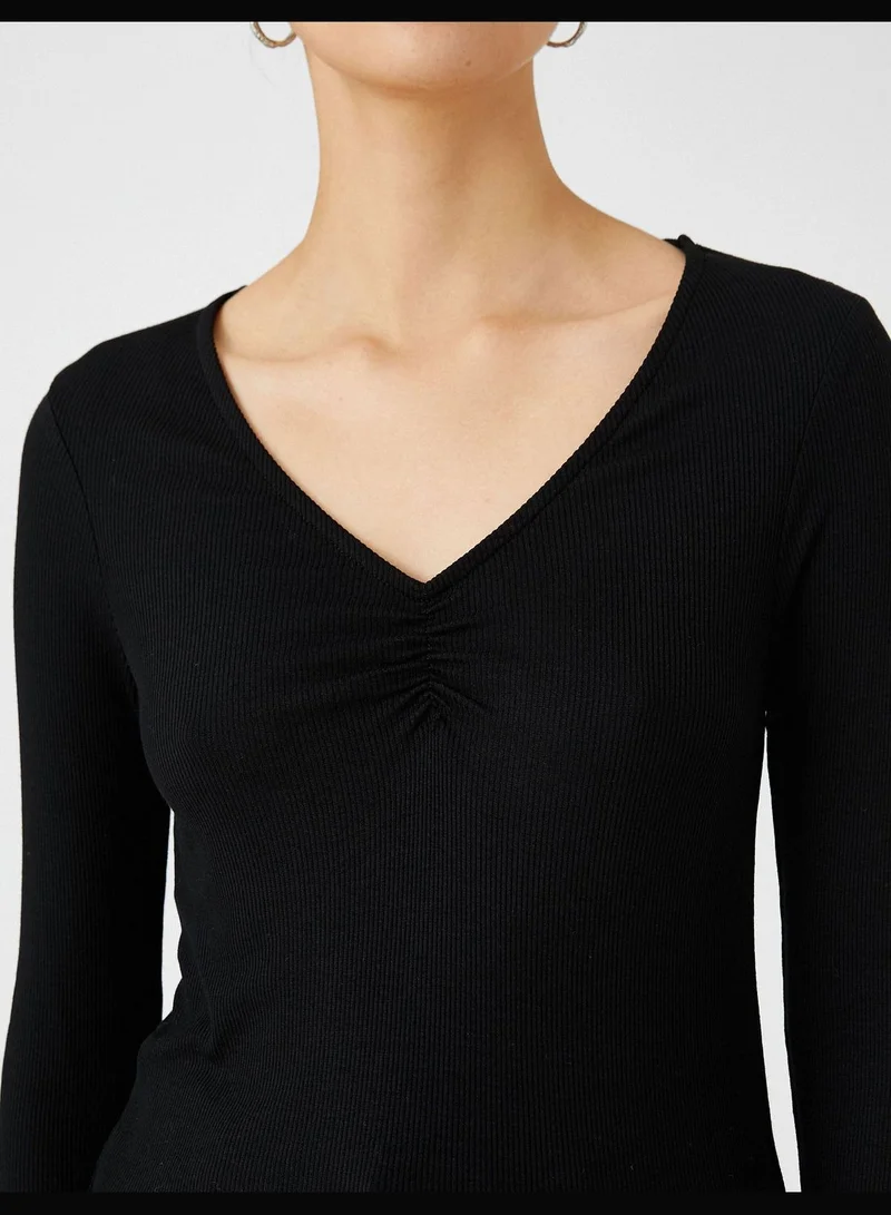 كوتون تيشيرت بأكمام طويلة ورقبة على شكل حرف مع تفاصيل مزمومة