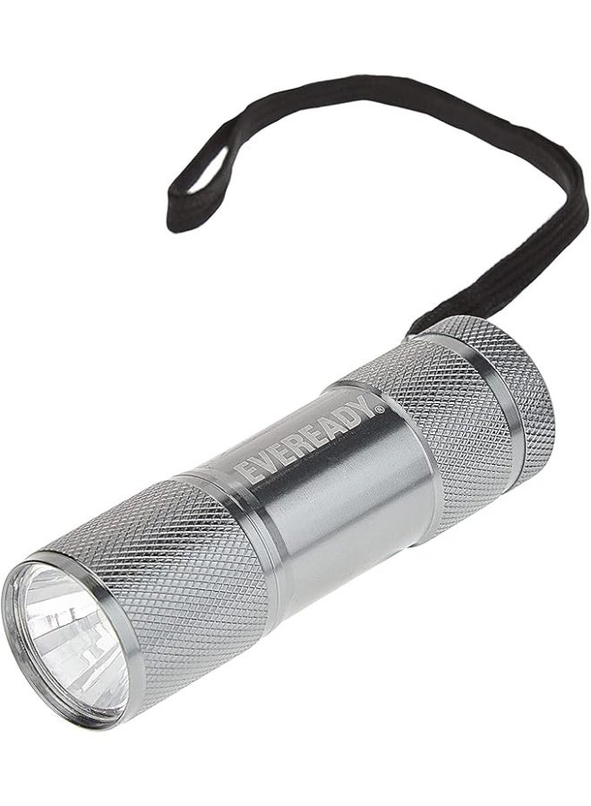 إفريدي المصباح إيفردي ذو الإضاءة القوية 3 إم إل إي دي، مصنوع من المعادن، لونه فضي. هذا المصباح يأتي بشكل مضغوط ومتين، ويتميز بإمكانية الاستخدام الفوري مع توفير 3 بطاريات AAA. يمكن استخدامه في الوضع الطبيعي والفي التنزهات أو الحالات الطارئة والحائلة. - Image 1