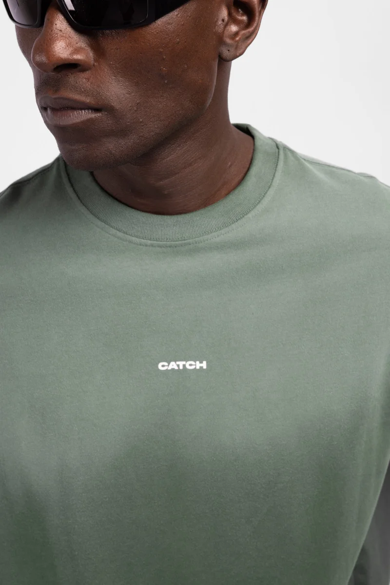 كاتش تيشيرت مطبوع عليه شعار بتقنية الغسيل المتدرج