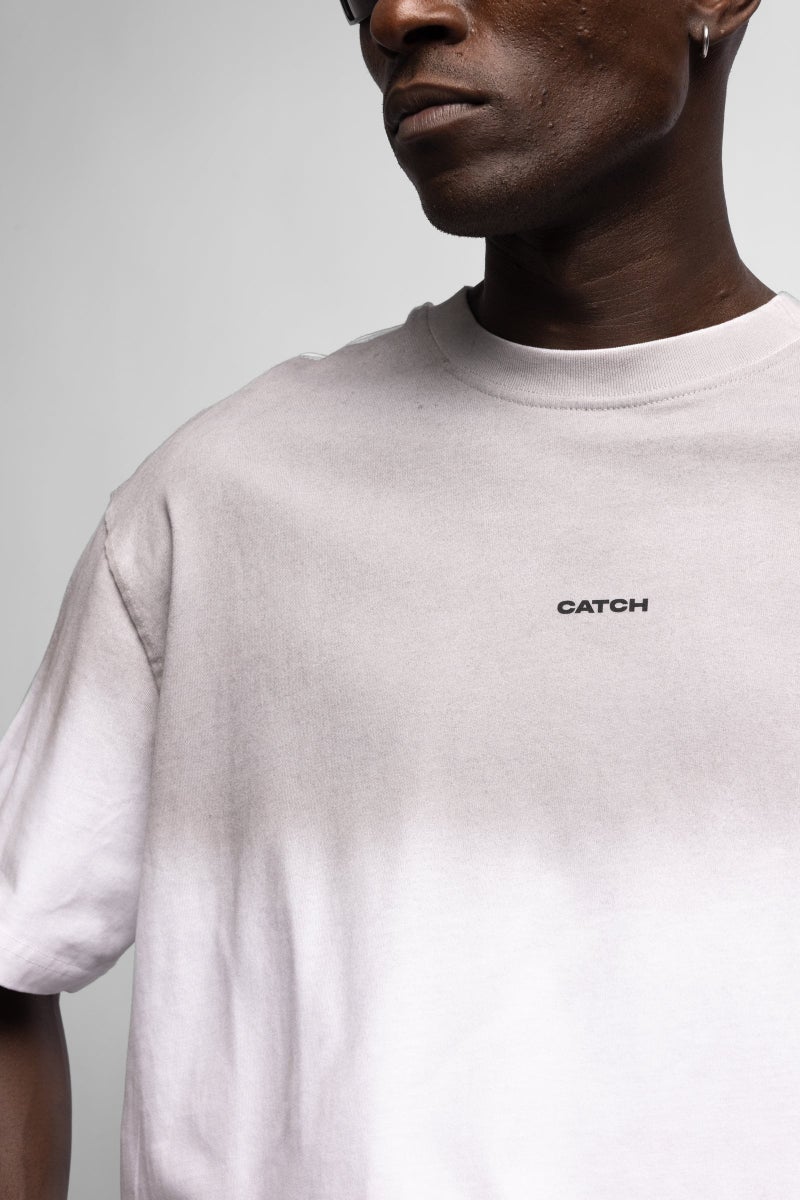 كاتش تيشيرت مطبوع عليه شعار متدرج الألوان - Image 3