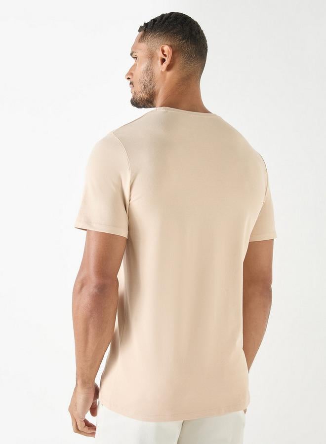 ايكونيك تيشيرت بياقة ضيّقة وأكمام قصيرة وطبعات شعار - Image 3