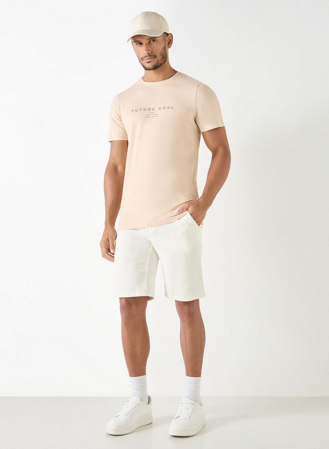 ايكونيك تيشيرت بياقة ضيّقة وأكمام قصيرة وطبعات شعار - Image 2