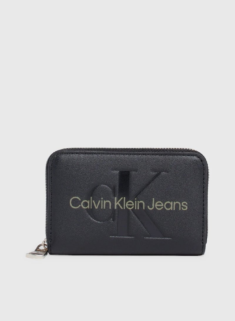 كالفن كلاين جينز محفظة بسحاب ملتف مزينة بشعار العلامة التجارية - Image 1