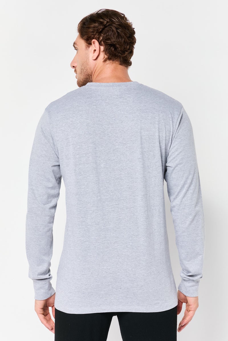 Champion تي شيرت رياضي للرجال بأكمام طويلة مناسب في الهواء الطلق، رمادي - Image 4