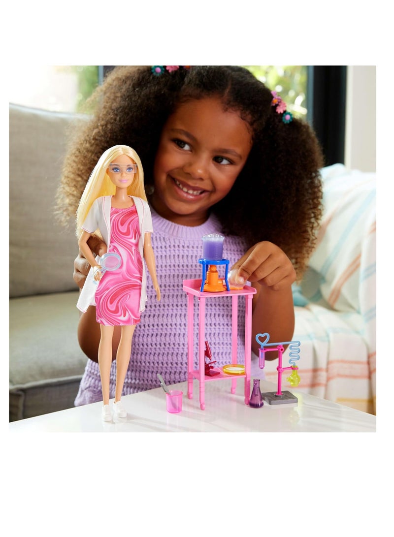 باربي دمية عالمة مع ملحقاتها، دمية شقراء أنيقة، طاولة مختبر، مجهر، وكأس متغير اللون، وطبق بتري. - Image 2