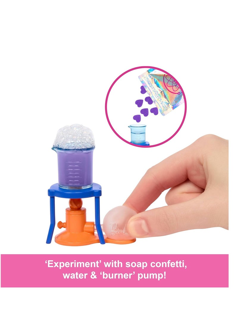 باربي دمية عالمة مع ملحقاتها، دمية شقراء أنيقة، طاولة مختبر، مجهر، وكأس متغير اللون، وطبق بتري. - Image 5