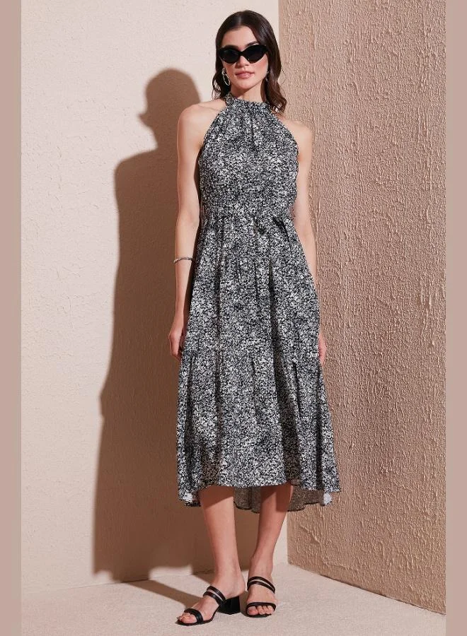 ليلا فستان نسائي متوسط الطول بياقة هالتر وحزام بنقوش ليلى