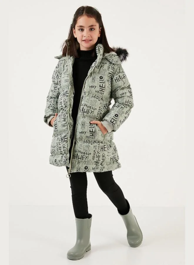 ليلا معطف شتوي مبطن بالقطيفة بغطاء رأس قابل للإزالة من الفرو الصناعي بطبعة نصية من ليلا للبنات