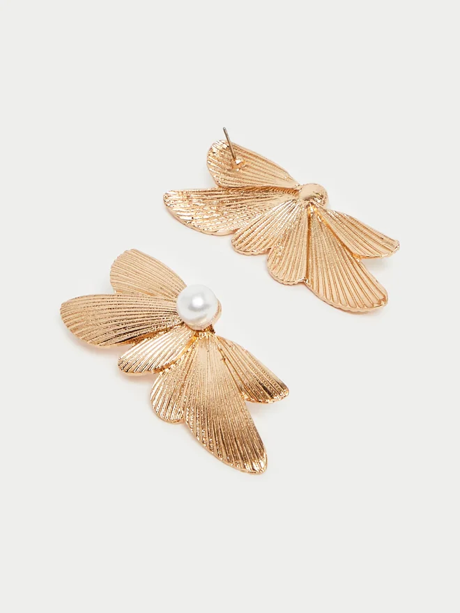 Styli Styli Oversized Faux Pearl Detail Floral Dangle Earrings