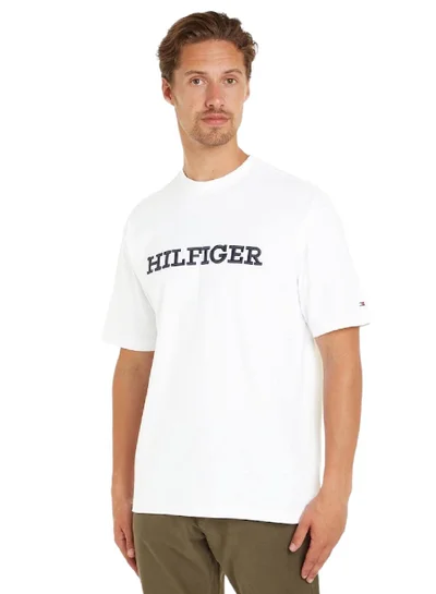 تومي هيلفيغر تيشيرت من القطن الخالص بقصة من أرشيف العلامة مزين بشعار هيلفيغر بنمط مونوتايب للرجال، أبيض