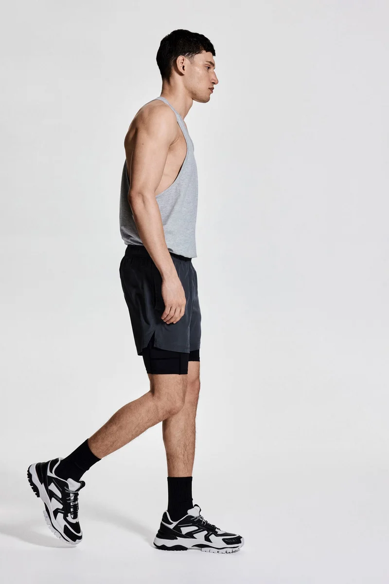 اتش اند ام شورت رياضي بطبقات مزدوجة من نسيج دراي موف