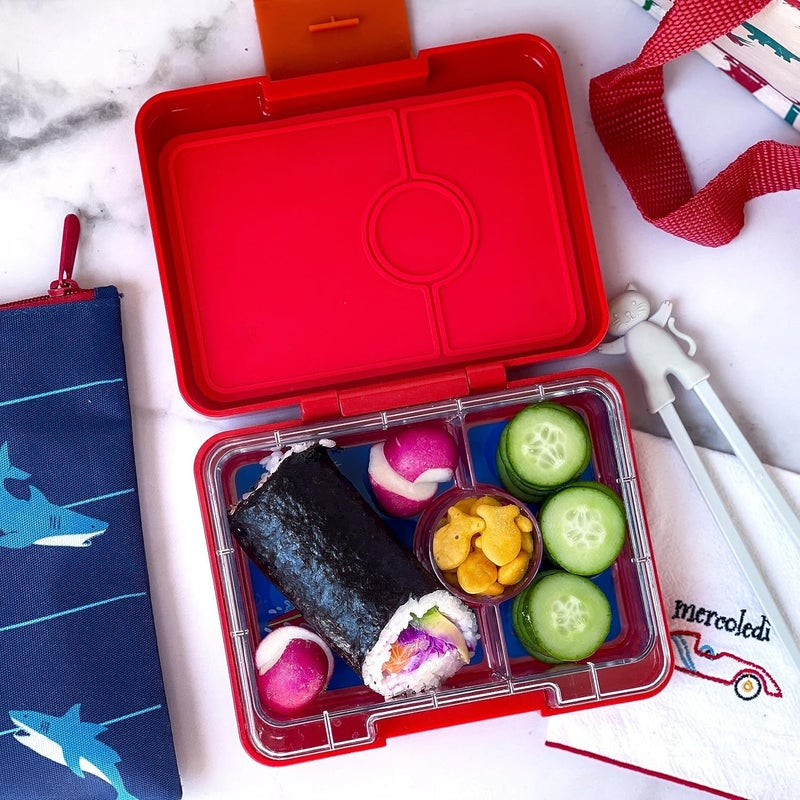Yumbox صندوق غداء يامبوكس للوجبات الخفيفة للأطفال والبالغين 3 أقسام صندوق غداء محمول خالي من BPA والفثالات صندوق خارجي من ABS صينية تيتان قابلة للإزالة ختم سيليكون صندوق خارجي أحمر صينية دب قطبي 480 مل - Image 3