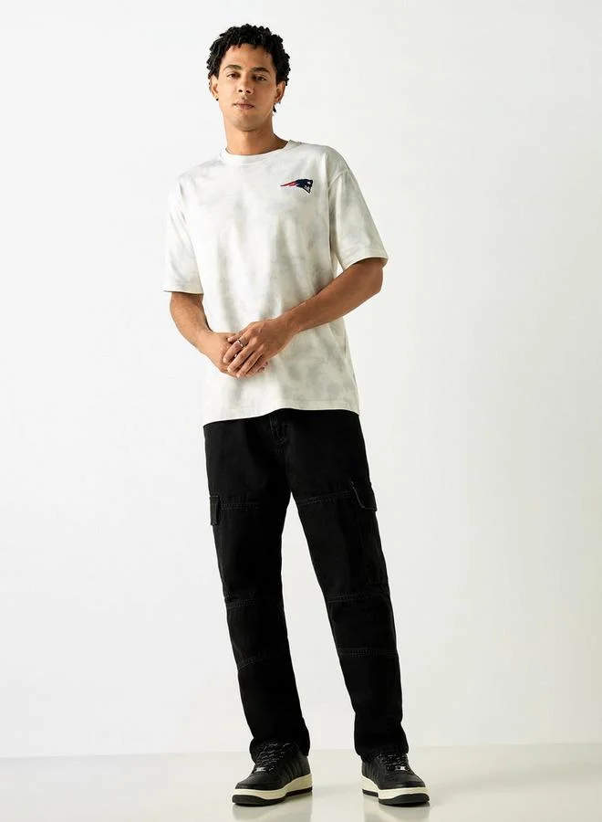 اس بي كاركترز تيشيرت بياقة ضيقة وأكمام قصيرة وطبعات نيو إنغلاند باتريوتس