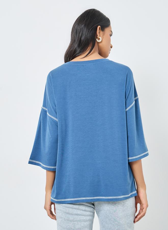 تايك تو تيشيرت فضفاض بتفاصيل خياطة مُتباينة - Image 5