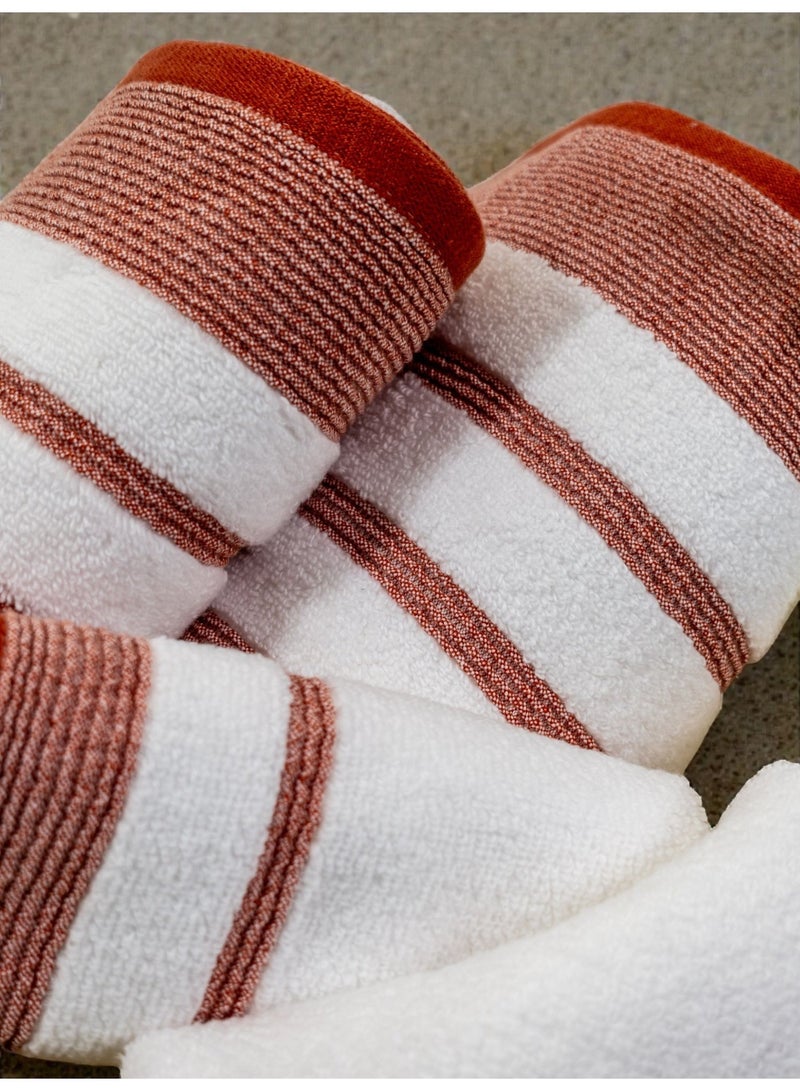 بالتيك لينين طقم مناشف إليسيان من أربع قطع - ٥٥٠ جرامًا للمتر المربع | قطن ناعم وعالي الامتصاص | ٥٠×٩٠ سم، ٧٠×١٤٠ سم، ٣٣×٣٣ سم من بالتيك لينين - Image 3