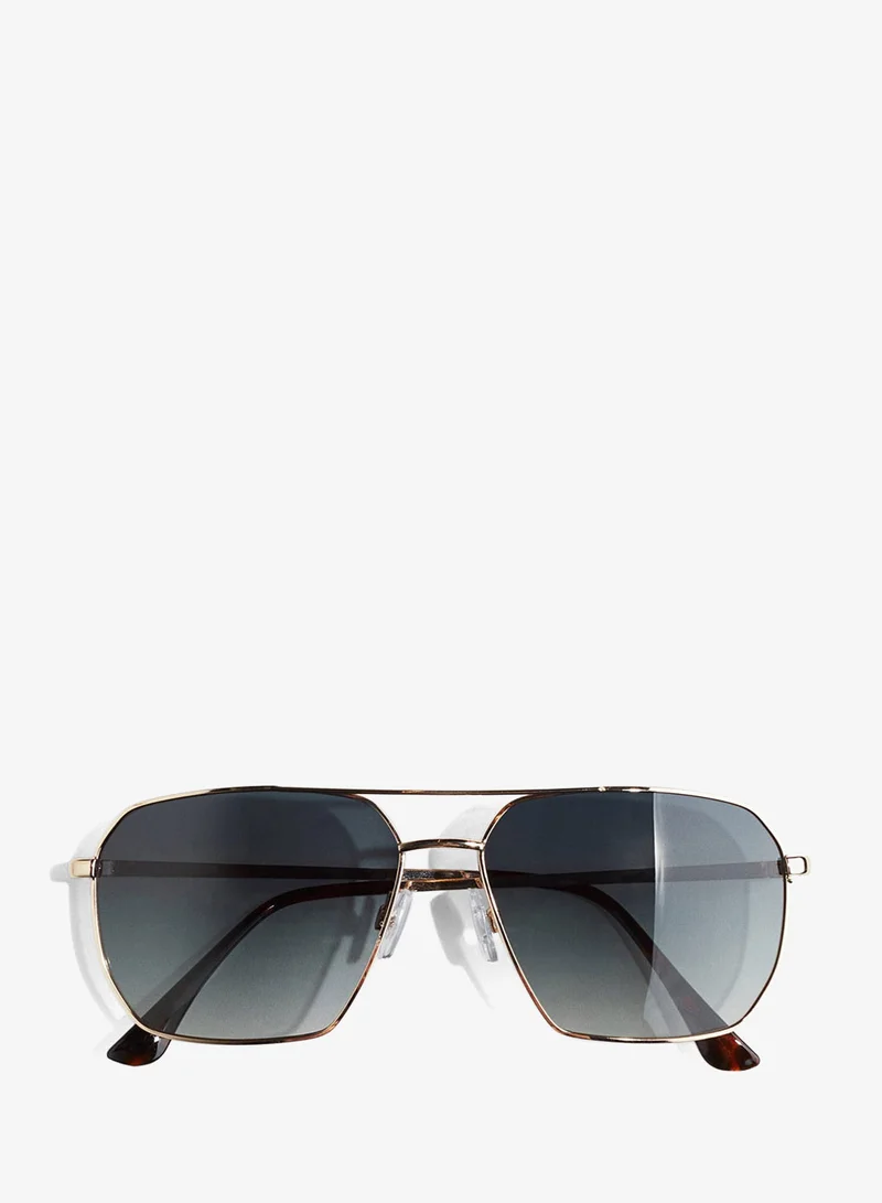 Polarised sunglasses