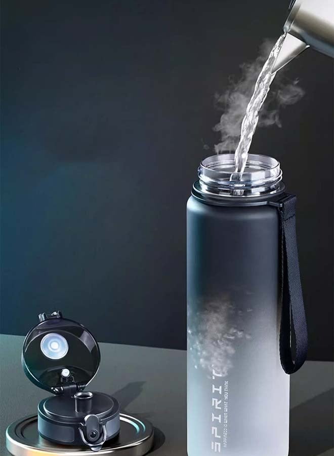 VIUAUAX زجاجة مياه رياضية متدرجة سعة 1 لتر، زجاجة مياه رياضية مع علامة زمنية، غلاية شرب محمولة مقاومة للتسرب وقابلة لإعادة الاستخدام للياقة البدنية والرياضية سعة 1 لتر للرجال والنساء والأطفال والطلاب والتخييم والمكتب والمدرسة وصالة الألعاب الرياضية والتمرين في الهواء الطلق كوب أنيق بسعة كبيرة، مادة البولي كربونات المتينة، قابلة للغسيل اليدوي فقط، لون أسود - Image 1