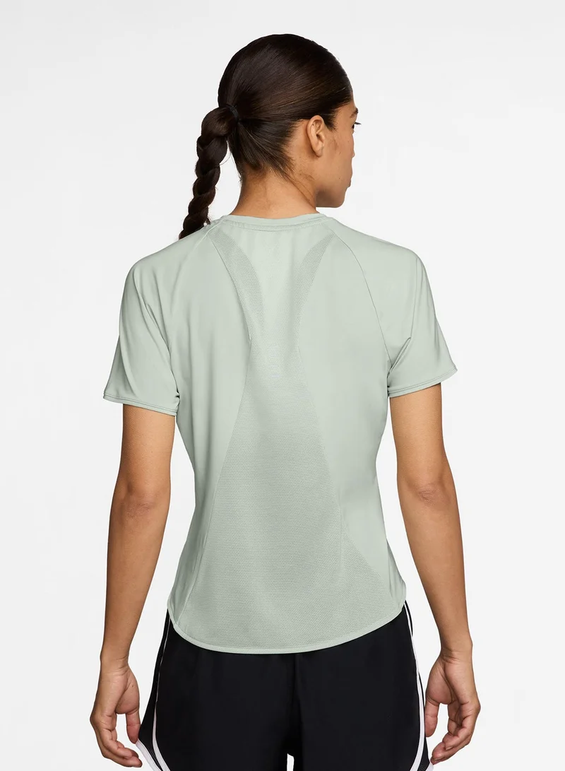 نايكي تيشيرت سويفت دراي فيت الأساسي