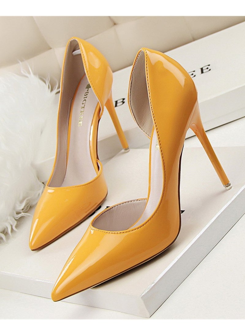 BIGTREE أحذية كعب رقيقة بسيطة من الجلد اللامع ذات الفتحة الضحلة وحواف مدببة باللون الأصفر - Image 1