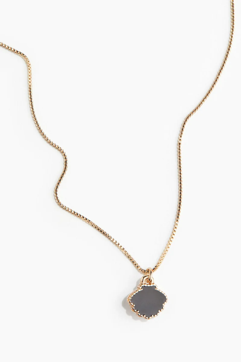 اتش اند ام قلادة مزيّنة بحلية