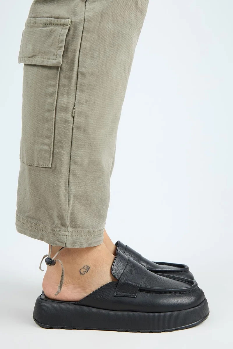 مانجيرو قباقيب نسائية من الجلد الطبيعي الأسود من مانيجيرو تيل