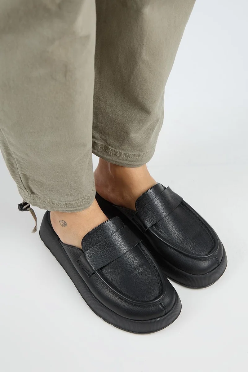 مانجيرو قباقيب نسائية من الجلد الطبيعي الأسود من مانيجيرو تيل