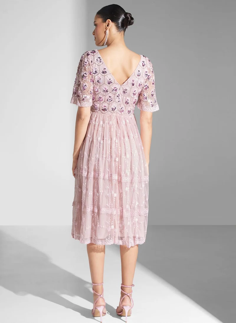 مايا فستان مزين بتفاصيل مكشكشة