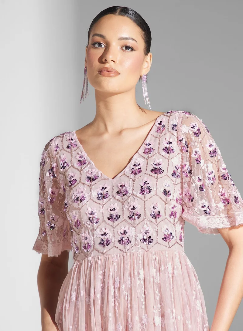 مايا فستان مزين بتفاصيل مكشكشة