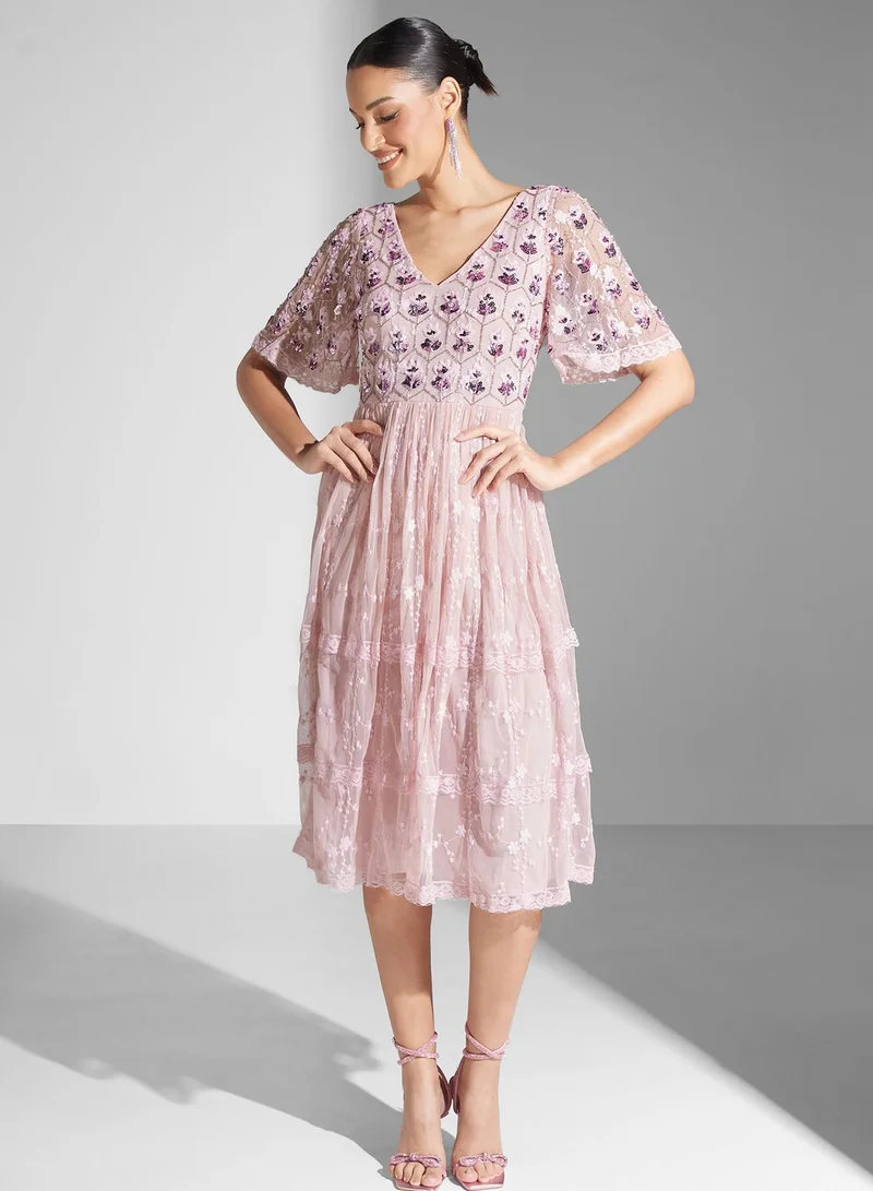 مايا فستان مزين بتفاصيل مكشكشة