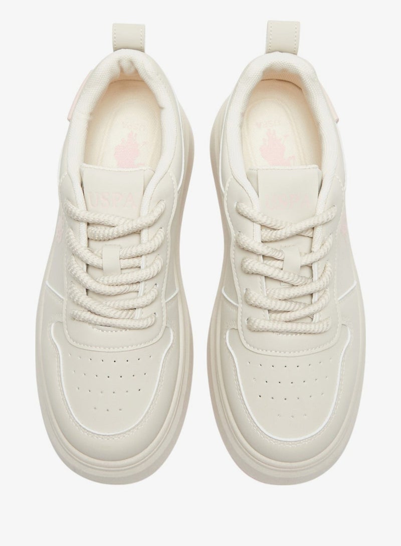 يو اس بولو اسن سنيكرز أوف وايت نسائي - تصميم جريء ومتين بنعل قوي للاستخدام الخارجي - Image 3